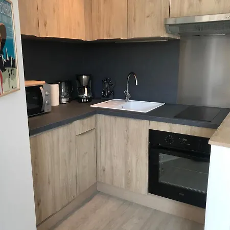 Beach 5 Mins Away 35 M2 Private Parking